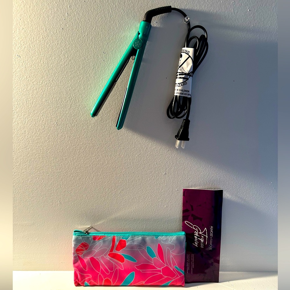 Chic and sleek mini/travel flat iron for the gal on the go. And so gorgeous 🩷💚